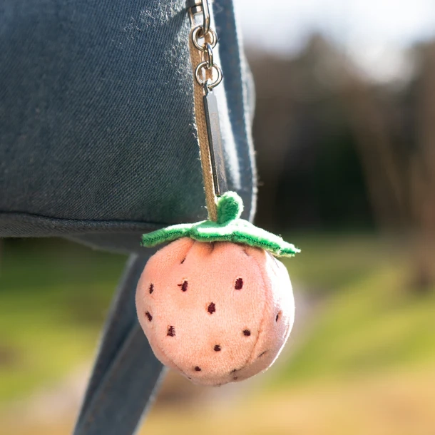 pluszowa-zawieszka-strawberry-pink-bukowski.webp